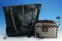 GUCCI-UmhÄngetasche, Canvas/braunes Leder, auf Vordersteite Einclipsbares Etui, kl. Innentasche mit RV, neuwertig, ca. 19 x 23 cm