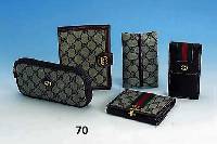 5 GUCCI-Etuis, Canvas/braunes Leder, neuwertig: Ziagarettenetui, Tempotaschentuch- Etui, kl. Dokumentenmappe, Portemonnaie, Schminkbeutel
