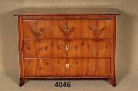Dekorative Kommode, deutsch, um 1860/70, Korpus Kirschholz massiv, drei SchÜbe Kirsch- holzfurnier, seitlich Reparaturstellen, BeschlÄge ...