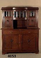 Aufsatzbuffet, deutsch, um 1910, Front auf Rahmen gearbeitet, Korpus Weichholz, Eiche- furnier, z.T. gespiegelt verlegt, aufgesetzte Schnitzereien ...