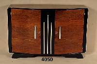 ArtDeco-Sideboard, Frankreich, um 1920, in kaukasisch Nußbaum gespiegelt furniert, z.T. schwarz abgesetzt, große ChrombeschlÄge sowie ...