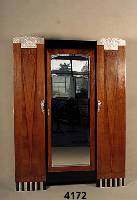 ArtDeco-Schrank, Frankreich, um 1920, kaukasischer Nußbaum aufwendig in geometrische Einlegearbeit furniert, zum Teil schwarz ab- gesetzt, ...