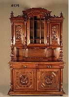 Vielzweckschrank, Frankreich, um 1890, Kor- pus Nußbaum massiv, Front mit klassizistischen SÄulen, z.T. freistehend, Inlets mit Darstel- lungen ...