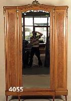 Kleiderschrank, Frankreich, um 1910, Eiche und Wurzelnußfurnier, auf Rahmen gearbeitet, Kopfteil geschwungen, mit filigran gegossenen ...