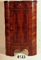 Eckschrank, norddeutsch, um 1850/60, Korpus Weichholz, Pyramidenmahagonifurnier, z.T. ge- spiegelt bzw. doppelt gespiegelt, z.T. auf Rahmen ...