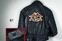 Motorradjacke, franz. Gr. 52 (entspricht dt. Gr. 48), schwarzes Hirschleder, Schließe mit Harley Davidson Symbol, rÜcks. gestick- tes Emblem, ...