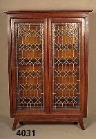 Kleiner BÜcherschrank, deutsch, um 1920, 2-tÜrig, mit aufwendiger Bleiverglasung in grÜn, rot und gelb, in Rautenform, Glas stel- lenweise mit ...