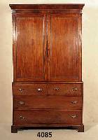 Aufsatzkommode, England, um 1840, sogenan- nte Cloth- oder Linen-Press, Nußbaum- und Wurzelnußfurnier, poliert, geradliniger Korpus mit bewegt ...