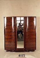 Kleiderschrank, Frankreich, um 1920, ArtDeco , Palisander furniert und poliert, dreitÜriger geschweifter Korpus auf profilierter Plinthe, ...