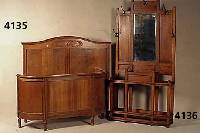 Bett, deutsch, um 1910, Jugendstil, Eiche massiv, floral geschnitztes Dekor, geschwunge- ne Form, ca. 140x130x200 cm