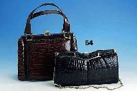 Konvolut 2 Damenhandtaschen, nÖrdl. Brillenkaiman, 60/70er Jahre, 1 x hell- braun, 1 x dunkelbraun, Monturen vergoldet, 1 x 2 Tragegriffe, ...