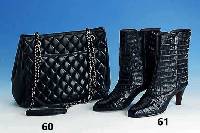 Paar Damenlederstiefeletten, Gr. 38, sÜdlicher Brillenkaiman, schwarz, wenige Gebr.-Spuren, Absatzh. ca. 8 cm, Gesamth. 27 cm, ...
