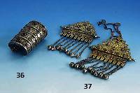 Konvolut 2 Pektorale, Turkmenistan um 1900, Silber teilvergoldet, Karneolbesatz, AbhÄngungen mit GlÖckchen (1 AbhÄngung fehlt), L. ca. 18 cm