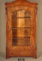 Glasschrank, deutsch, um 1870, Louis Philippe, Korpus Weichholz, Kirschbaumfurnier, z.T. gespiegelt, Kopf geschwungen, abgeplat- tete Ecken, Seiten ...