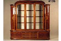 Viezweckschrank, Italien/Florenz, Ahorn- und Bergahornwurzelfurnier bzw. Wurzelnußfurnier, z.T. gespiegelt, Fadenintarsien bzw. Blumen- ...