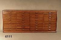 Sammlerschrank, deutsch, um 1930, ArtDeco, hervorragende Verarbeitung in Hartholz, z.T. Nußbaum massiv, 32 SchubfÄcher, mit prak- tischer Tiefe ...