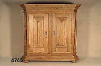 Wellenschrank, deutsch, im Stil von 1730/40, Front auf Rahmen gearbeitet, Eiche massiv, Lisenen 3-fach gewellt, Kanten abgeplattet, Kopf reich ...