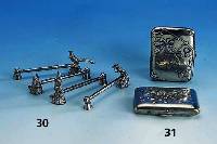 Konvolut 2 Zigarettendosen, 1 x Frankreich um 1900, 800er Silber, Meister- marke Caron, l. Alterssp., erh. Dekor, reiner Jugendstil; 1 x ...