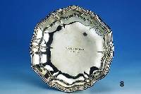 Anbietschale, deutsch um 1930, Koch & Berg- feld, 830er Silber, mittig Widmung: Stralsunder Bank 18.12.1933, D. ca. 25.5 cm, ca. 335 g