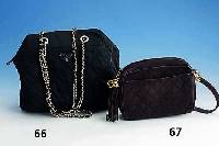 CHANEL-DamenumhÄngetasche , dunkelbraunes Wildleder gestppt, QuastenabhÄngung, 18.5 x 12 cm, Metall vergoldete Ösen, Inneneinrichtung, 2 ...