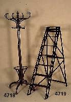 GaderobenstÄnder, Wien, um 1900/10, wohl Thonet, Bugholz, verschraubt, 4-sÄulig, Ein- sÄtze fehlen, sparsame Drechselarbeit, 1 Auf- ...