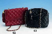 CHANEL-Tasche, schwarzes Leder, Karo-Step, Außenfach asym. m. glattem Winkel, geprÄgtes CC-Zeichen, m RV, Metalltrageriemen mit Leder- kordel, ...