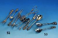 Konvolut in der Art der Hildesheimer Rose, Silber, versch. Rosendekor, best. aus: 10 Kuchengabeln, 6 KaffeelÖffel, 2 GebÄck- zangen, 2 ...