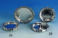 6 Glasuntersetzer und 1 Flaschenunter- setzer, WMF um 1900, Metall versilbert, stil. Kleeblattdekor, D ca. 10 bzw. 13 cm