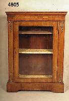Vitrine, Frankreich, um 1900, Korpus Weich- holz/Hartholz, Nußbaumfurnier, Fadenintarsien in Birke, Rosenholz, klassizistisch, aufge- legte ...
