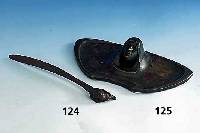 Tintenfass mit Federablage, Österreich wohl Gurschner um 1902/03, Bronze fein patiniert in Rot, GrÜn und Braun, Glaseinsatz fehlt, ...