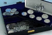 Konvolut, best. aus: 21 SilbermÜnzen, Niederlande, 2 1/2 Gulden zwischen 1959 und 1965 und 35 1 Gulden-StÜcke, dazu 3 x JubilÄum 1945, 1970 ...