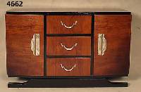 ArtDeco-Sideboard, Frankreich, um 1920, kaukasischer Nußbaum gespiegelt furniert, z.T. schwarz abgesetzt, extravagant gearbeitete versilberte ...