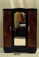 ArtDeco-Schrank, Frankreich, um 1920, Nuß- baum, ausgesuchtes Wurzelfurnier, gespiegelt furniert, einige Elemente schwarz abgesetzt, rund ...