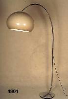 Bogenlampe, deutsch, um 1970/75, Metall verchromt, Ausladung verstellbar, Kunststoff- schirm, neu elektrifiziert, nicht geprÜft, Gebrauchsspuren, ...
