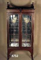Vitrine, England, um 1900/05, Jugendstil, Korpus Weichholz, Mahagonifurnier, Front ver- glast, mit bunten Einlagen, Zinn gefaßt, ver- spiegelt, 3 ...