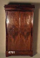 Kleiderschrank, Elsaß/Lothringen, um 1860, Korpus Weichholz, Wurzelnußfurnier doppelt gespiegelt und aufgeklappt, Kopf geschwungen, Aufsatz ...