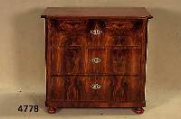 3-schÜbige Kommode, deutsch, um 1850/60, Korpus Weichholz, Wurzelnußfurnier doppelt gespiegelt, sehr schÖnes Furnierbild, Ecken abgeschrÄgt, ...