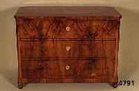 Kommode, sÜddeutsch, um 1830/40, Korpus Weichholz, Wurzelnußfurnier, Front doppelt gespiegelt, durchgehendes Furnierbild, Decke abweichend, ...