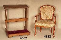 Stuhlsessel, Italien, Barockstil, Nußbaum massiv, allseitig geschweift, Zarge und Beine gerieft, sparsame florale Schnitzerei aus dem Vollholz, ...