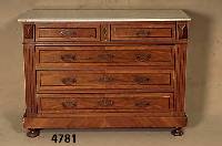 Kommode, deutsch, um 1900, Nußbaum massiv, Nußbaumfurnier, 5 SchÜbe (3 große, 2 kleine), weiße Marmorplatte, original BeschlÄge, seit- lich ...