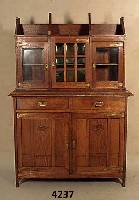 Aufsatzschrank, deutsch, um 1910, Jugendstil , Weichholz, Eiche massiv, dezente florale Schnitzerei, Oberteil mit 2 facettierten Vitrinen, ...