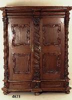 Spaltschrank, deutsch/Franken, um 1730, Eiche und Fichte gebeizt, zweitÜriger Korpus mit verkrÖpften Seiten, gedrÜckte KugelfÜße, schmale ...