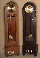 Standuhr, deutsch, um 1900/15, Weichholz und Eiche massiv, Eichefurnier, sparsame Schnitz- erei, facettiertes Glas, zweigewichtig, Schlag auf ...