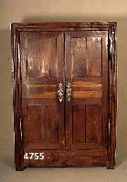 Schrank, Frankreich/Bretagne, um 1780, Eiche gebeizt und gewachst, gedrungener rechtecki- ger Korpus in typischer Rahmenkonstruktion, auf stabilen ...
