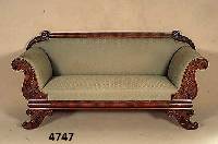 Sofa, deutsch, um 1840, Korpus Weichholz, Mahagoni massiv, Mahagonifurnier, schÖne gradlinige Form, auf den Armlehnen aufgesetzte Schnitzereien, ...