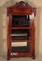 Vitrine, mitteldeutsch, um 1850, Korpus Weichholz, Nußbaumfurnier, z.T. Wurzelnuß ge- spiegelt, Lisenen und Veluten aus dem Voll- holz, ...