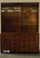 Laden- bzw. Sammlerschrank, deutsch, um 1920, Birkefurnier, teilweise auf Vollholz ge- arbeitet, obere Abschlußkante Makasarfurnier, 2 ...