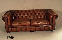 2-sitzer Chesterfield-Sofa, wohl England, 50er /60er Jahre, rÖtlich braunes Leder, lose Kissen, RÜcken und Seiten genoppt und geheftet , ...