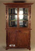 Eckschrank, deutsch, um 1840/50, Eiche mas- siv, RÜckseite Tanne, 4-fach getreppte Giebel- leiste, vorgesetzte HalbsÄulen, obere Glas- tÜren ...