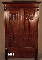 Gaderobenschrank, deutsch, um 1900, Korpus Weichholz, Nußbaumfurnier, auf Rahmen gearbei- tet, Inlets mit Flachschnitzereien, Lisenen gerieft, ...